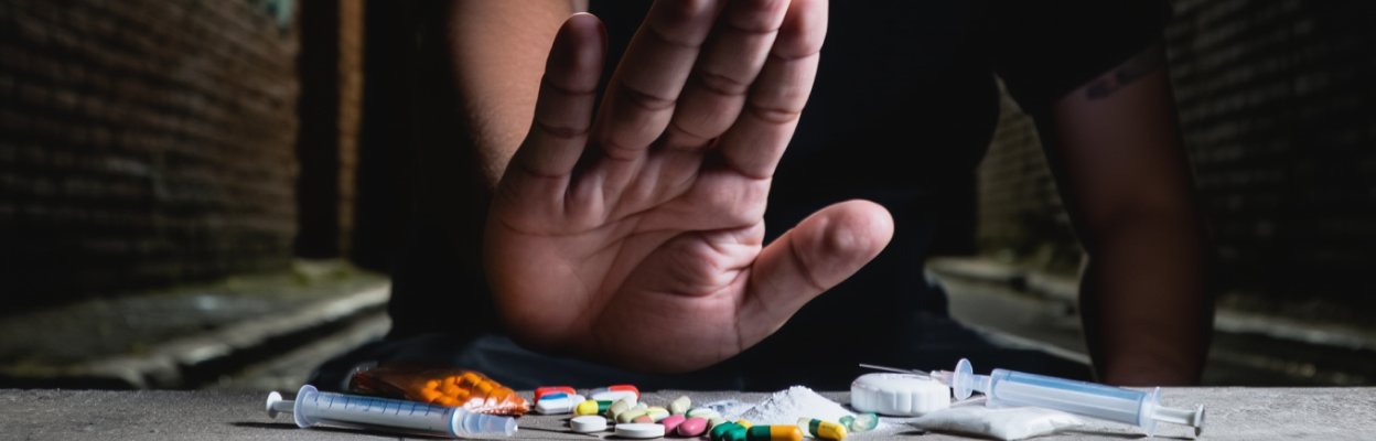 Рука мужчины напротив веществ